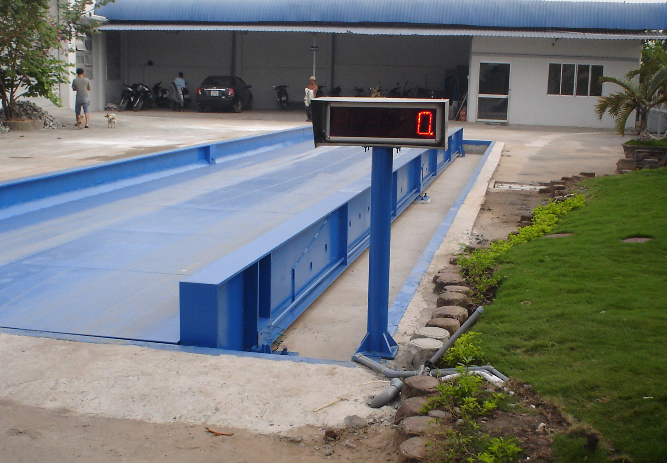 Cân xe tải say nắng